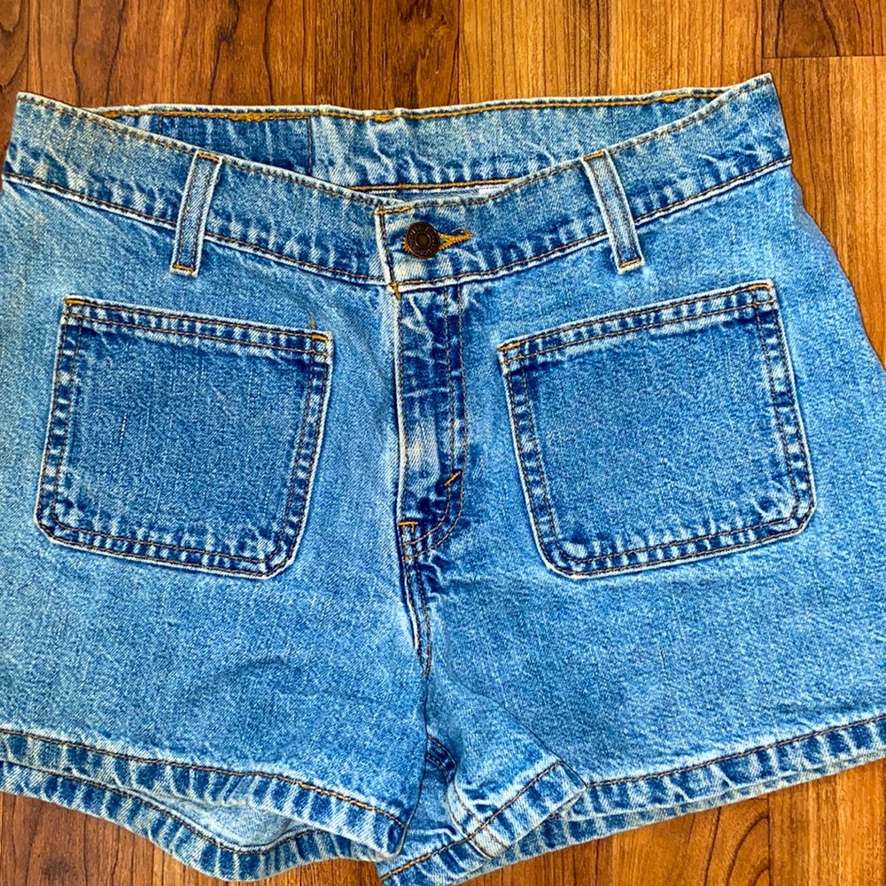 🌸🌸LEVIS SHORTS 🌸🌸 - Picture 4 of 9